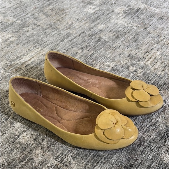 Born Yellow Flower-Embellished Women's Flats - size 6.5 - leather - Picture 1 of 7